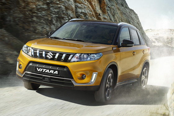 Suzuki Vitara Kompakt SUV fährt über Schotterpiste